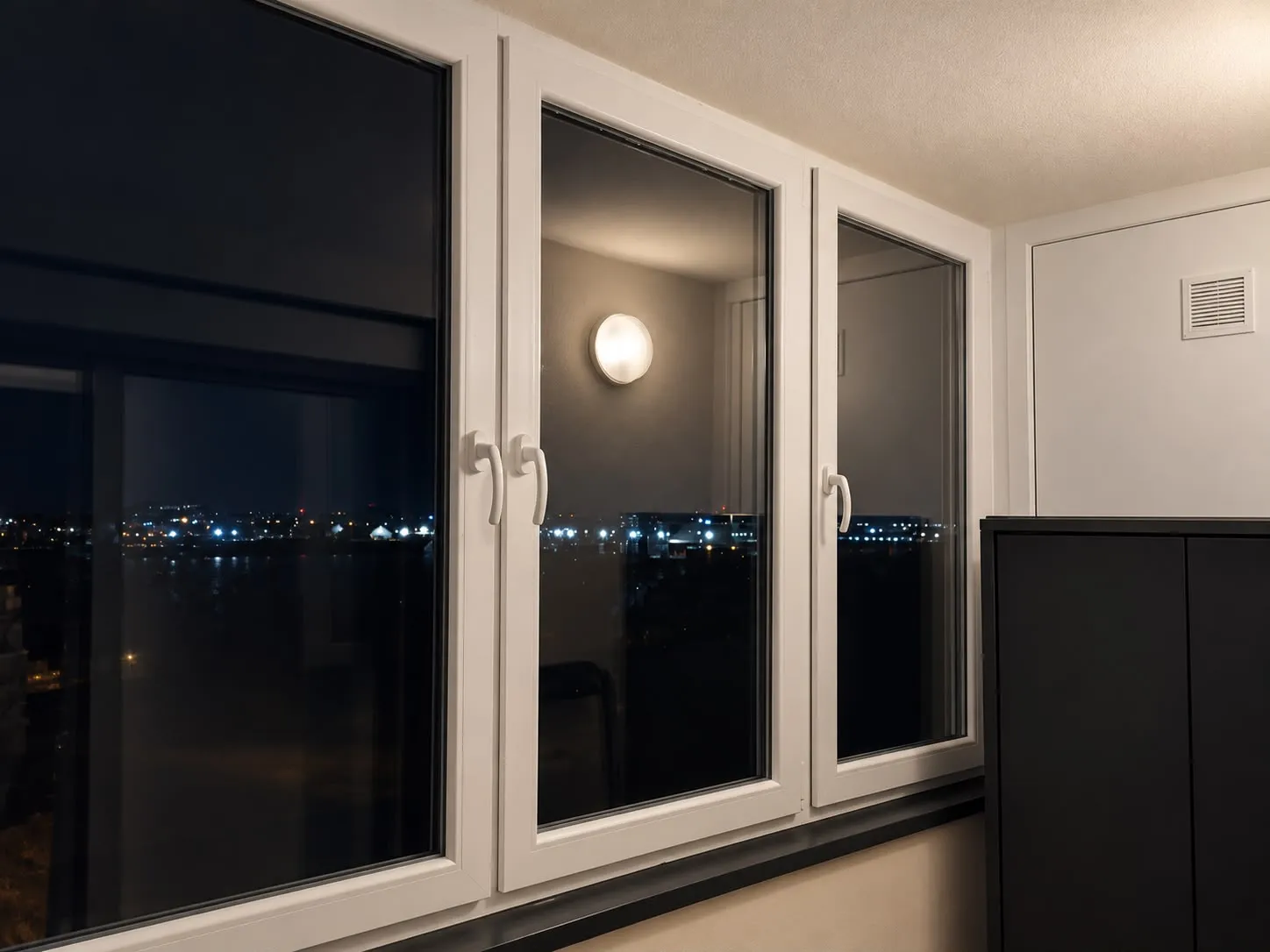 Fereastră PVC albă cu mai multe canaturi, văzută din interior