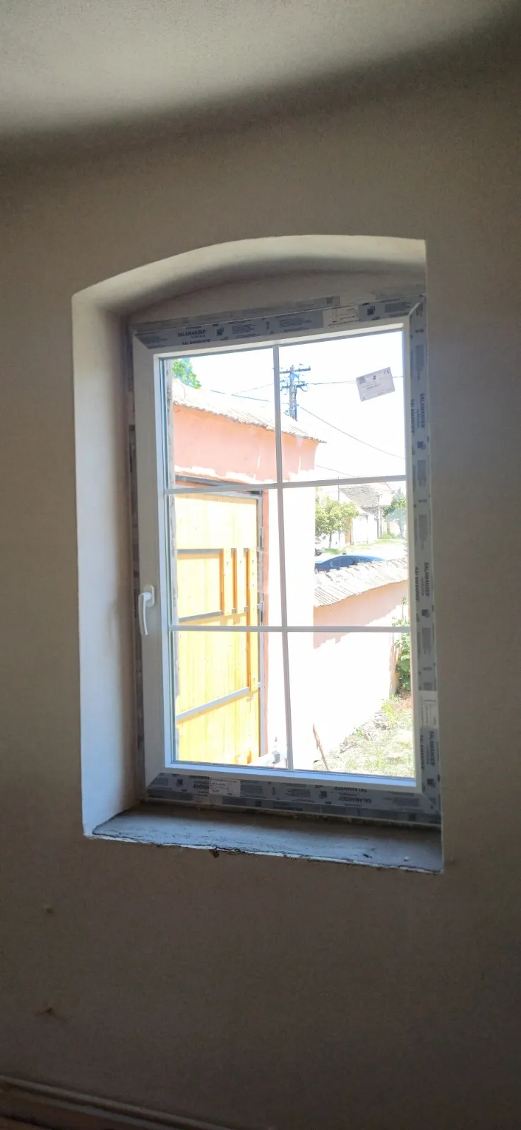 Fereastră arcuită PVC văzută din interior