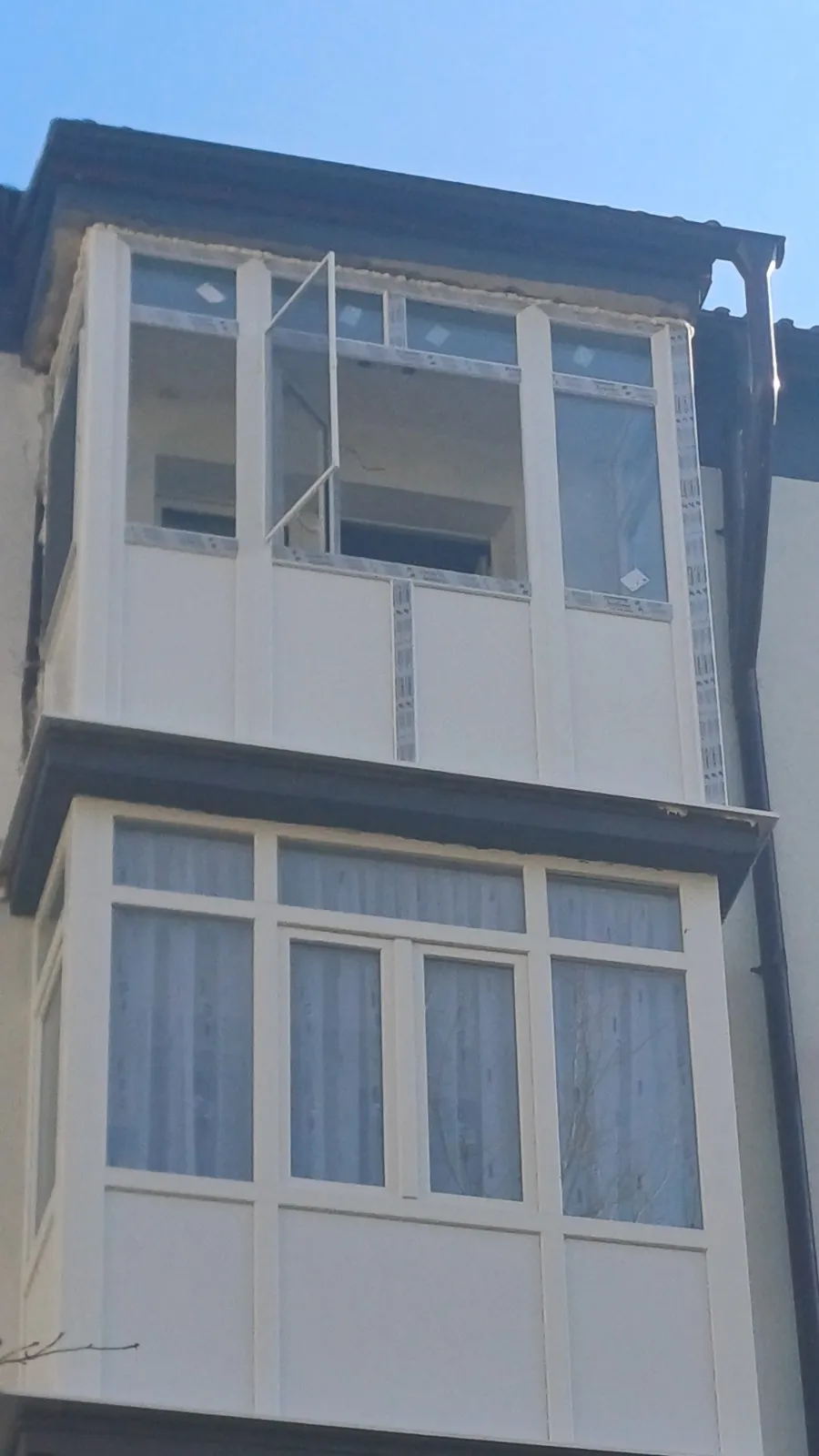 Închideri de balcoane PVC la un bloc de locuințe