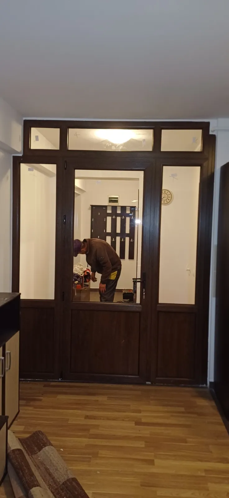 Ușă de intrare culoare lemn închis cu panouri laterale vitrate