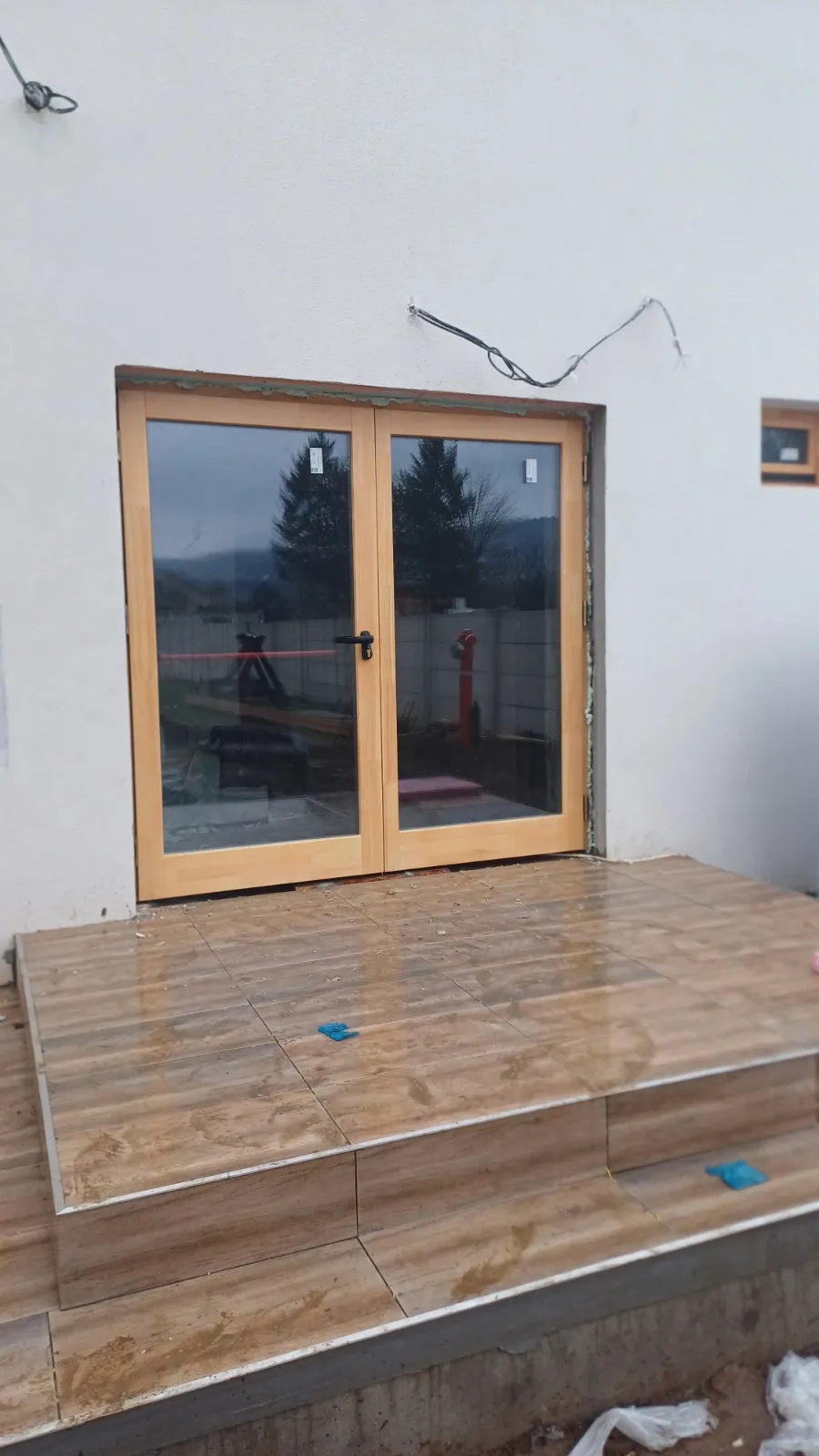Fereastră culoare stejar auriu, văzută din interior