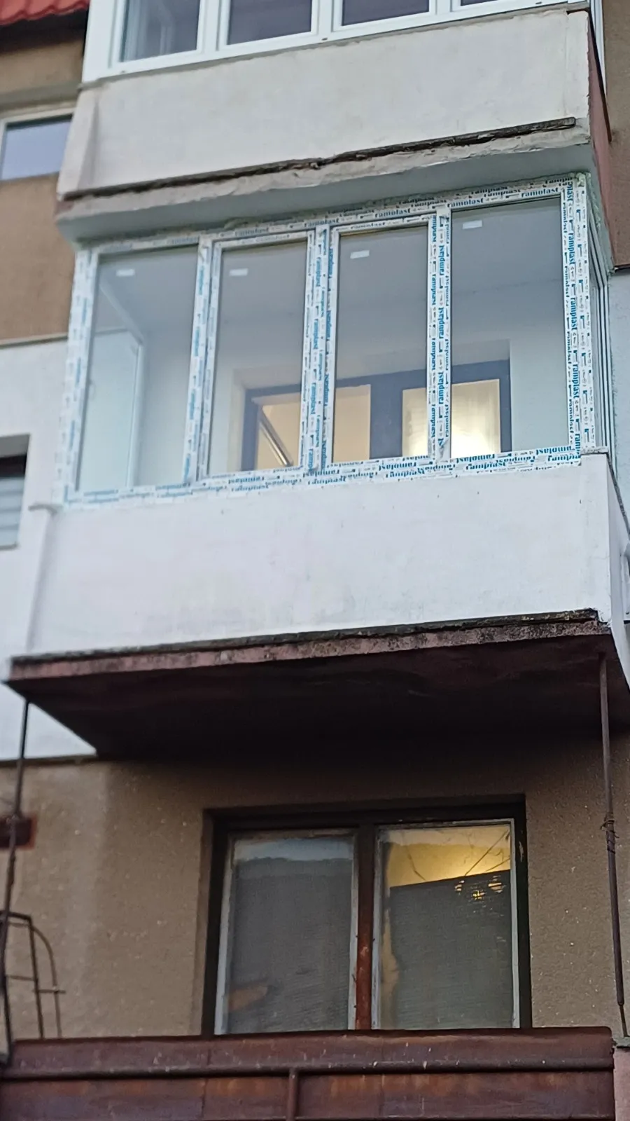 Închideri de balcoane la un bloc de locuințe