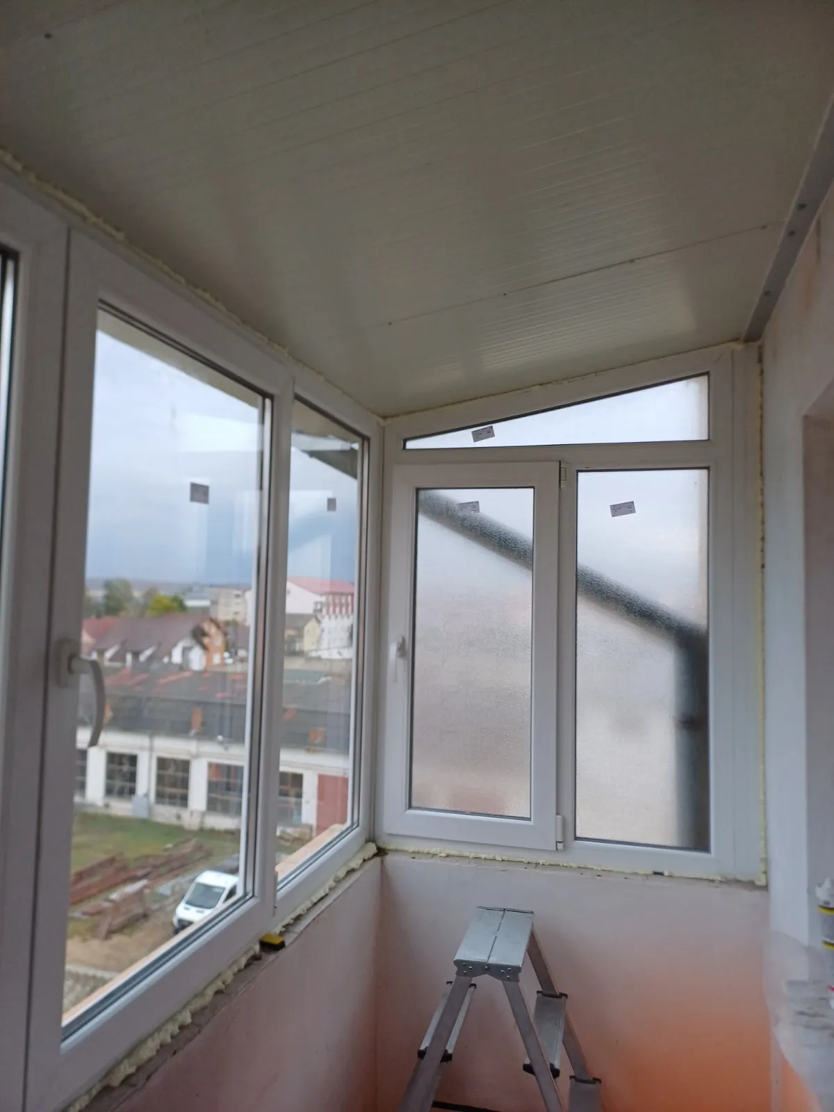 Balcon închis cu ferestre pe colț, văzut din interior