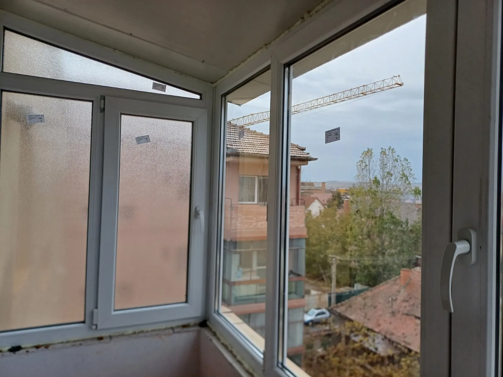 Ferestre pe colț, cu vedere spre dealuri din interior