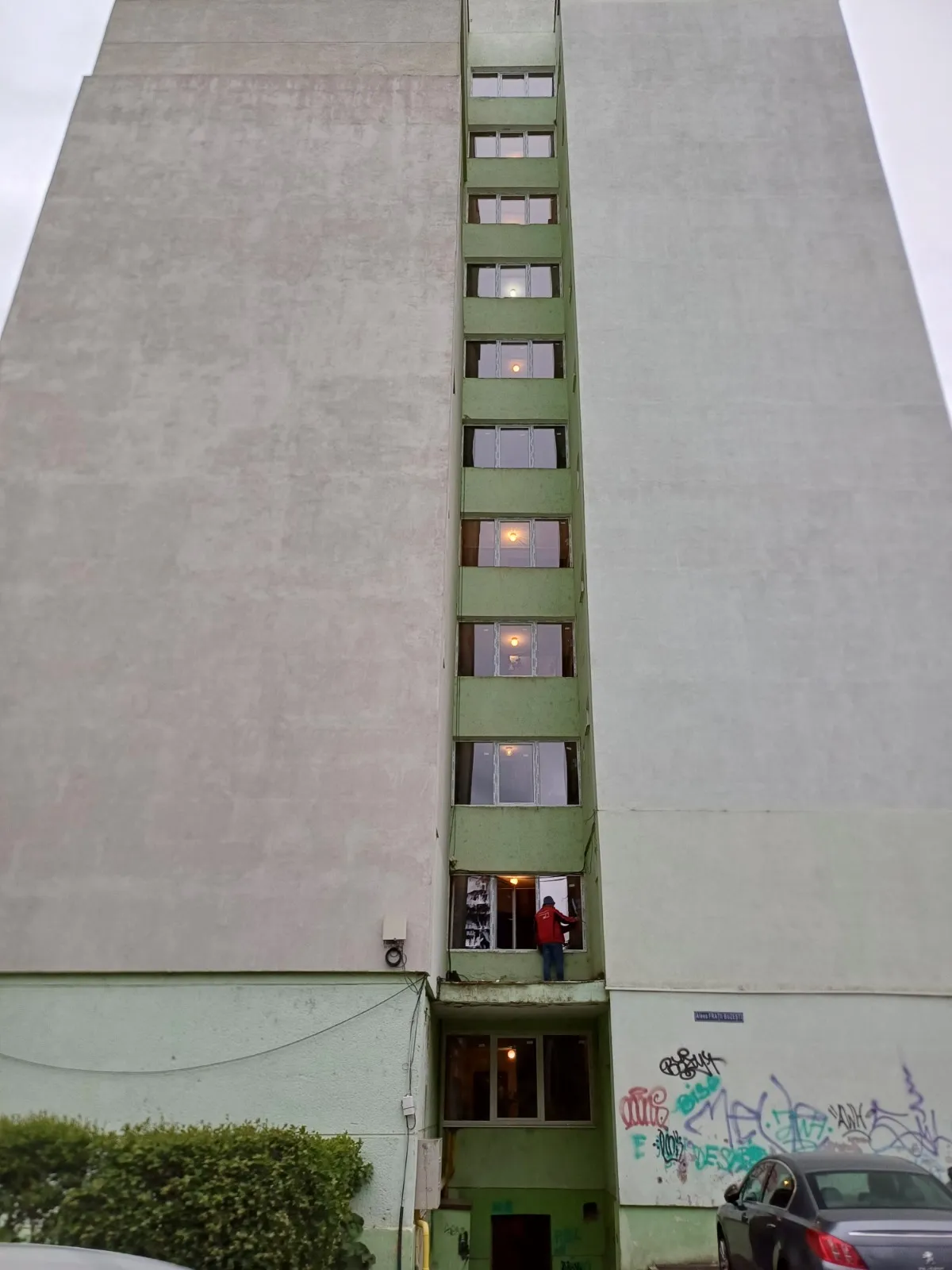 Bloc înalt cu ferestre pe casa scării